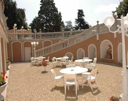 赛兹别墅公园酒店 3*